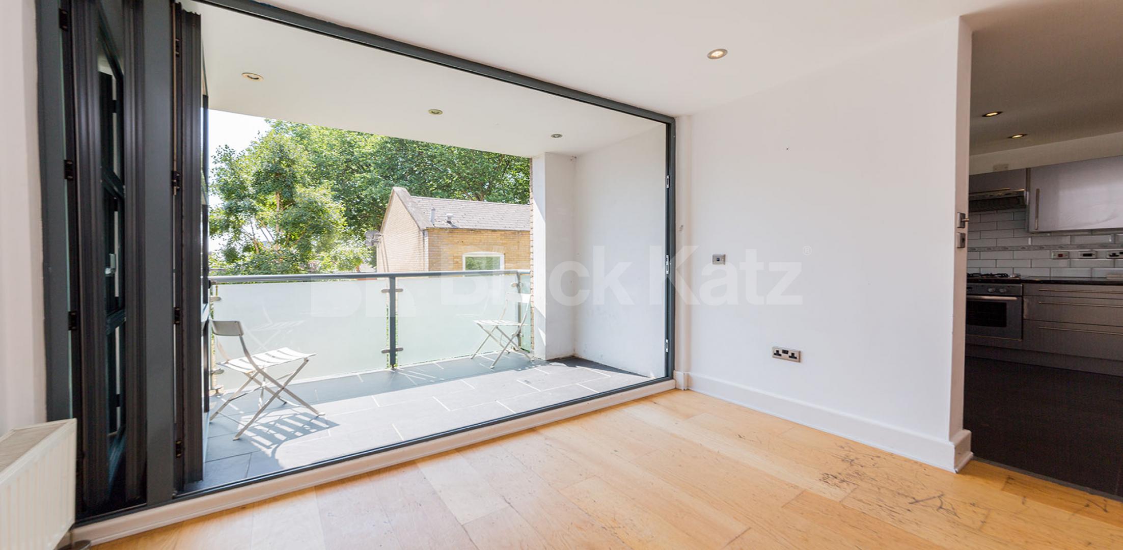 			STUNNING SPACIOUS LIVE WORK STUDIO APARTMENT, 1 Bedroom, 1 bath, 1 reception Flat			 Bethnal Green Road , BETHNAL GREEN-SHOREDITCH 